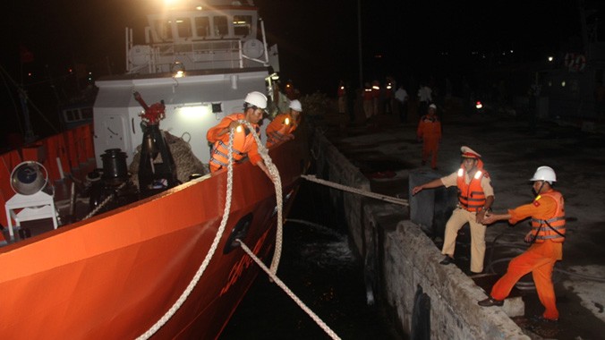 Đến 22h20 đêm 14/11, tàu SAR 412 đã lai dắt tàu cá cùng 8 ngư dân tỉnh Quảng Ngãi vào cảng Hải đoàn Biên phòng 48 (TP Quy Nhơn) an toàn.