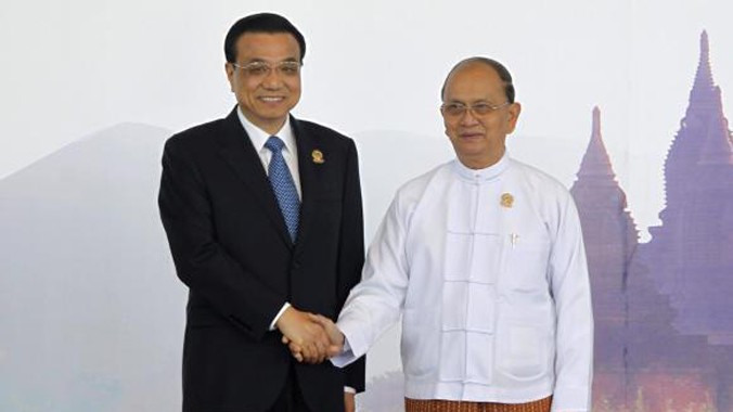 Thủ tướng Trung Quốc Lý Khắc Cường bắt tay Tổng thống Myanmar tại Naypyitaw hôm 13/11. 
