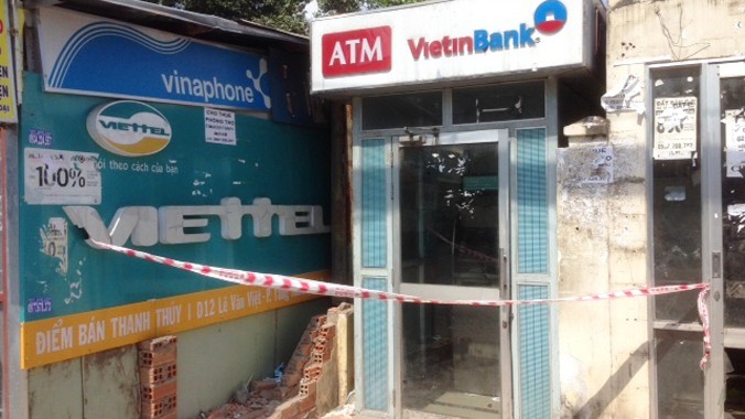 Trụ ATM trên đường Lê Văn Việt, đối diện trường Đại học GTVT TP.HCM bị trộm đột nhập. Ảnh CTV.
