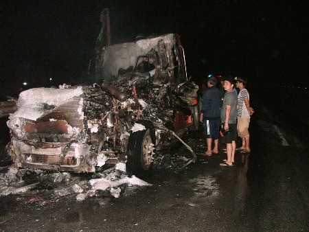 Chiếc xe đầu kéo bị biến thành tro sau khi bị bốc cháy dữ dội.