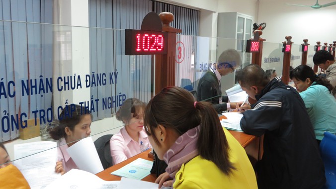 Hàng trăm lao động đến đăng ký hưởng BHTN mỗi ngày (Ảnh chụp ngày 12/11 tại Phòng BHTN - Trung tâm Giới thiệu Việc làm Hà Nội). Ảnh: Quỳnh Nga.