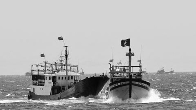 Tàu Trung Quốc dồn ép tàu cá Việt Nam trên biển Đông. Ảnh: Hoàng Hải.