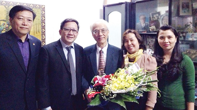 Lãnh đạo Sở GD&ĐT Hà Nội chúc mừng Nhà giáo nhân dân Vũ Hữu Bình (giữa) tại tư gia nhân ngày Nhà giáo VN 20/11.