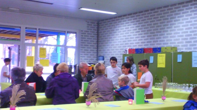 Một trường học ở Bỉ tổ chức “ngày spaghetti”: phụ huynh nấu mì nướng bánh, học trò và thầy cô cùng bán các suất ăn nhằm quyên tiền tổ chức Lớp học trượt tuyết.