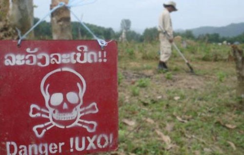 Một hoạt động rà phá bom mìn ở Lào. Ảnh: natocouncil.ca.