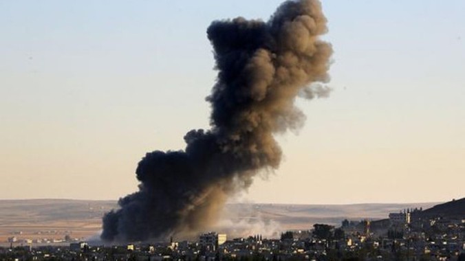 Khói đen bốc lên tại một khu phố đông Kobani sau một cuộc không kích vào ngày 8-11-2014. Ảnh: Reuters.