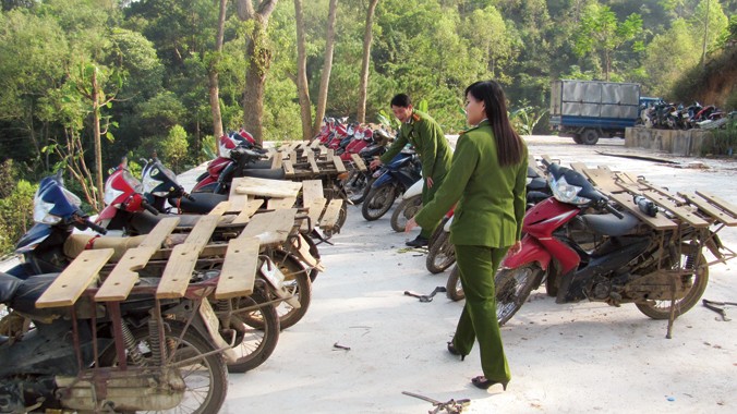 Hai lần ra quân, Công an Văn Lãng tạm giữ 65 xe mô tô vi phạm chở hàng lậu.