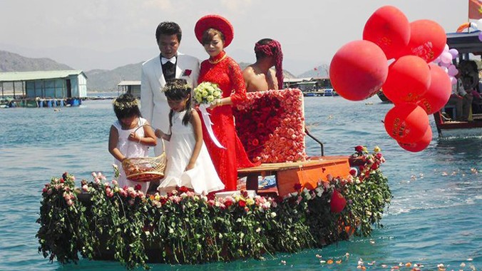 Màn rước dâu trên biển với chiếc ghe được kết từ 3000 bông hoa hồng gây choáng của chàng trai miền biển.