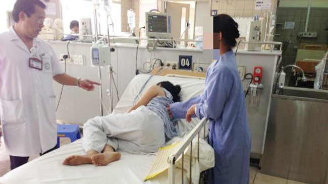 TS Nguyễn Kim Sơn đang chẩn đoán cho bệnh nhân.