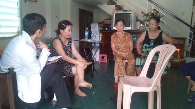 Bà Ph. - mẹ nạn nhân L. (bìa trái) đang trao đổi với phóng viên. Ảnh: Quang Thành/VietnamNet.