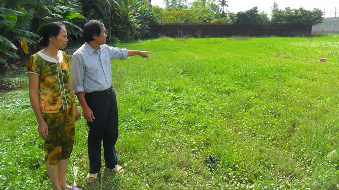 Mảnh đất 1.000m2 của gia đình Bà Lê Thị Hà vẫn đang bỏ hoang vì không thể canh tác. Ảnh: Phạm Nhài.