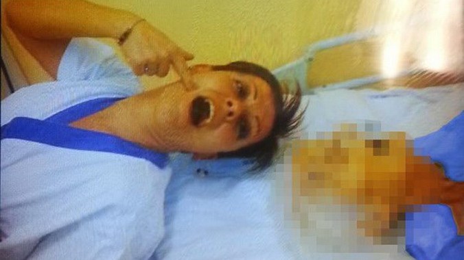 Bức ảnh gây sốc của nữ hộ lý Daniela Poggiali với một bệnh nhân đã chết. Nguồn: ANSA.