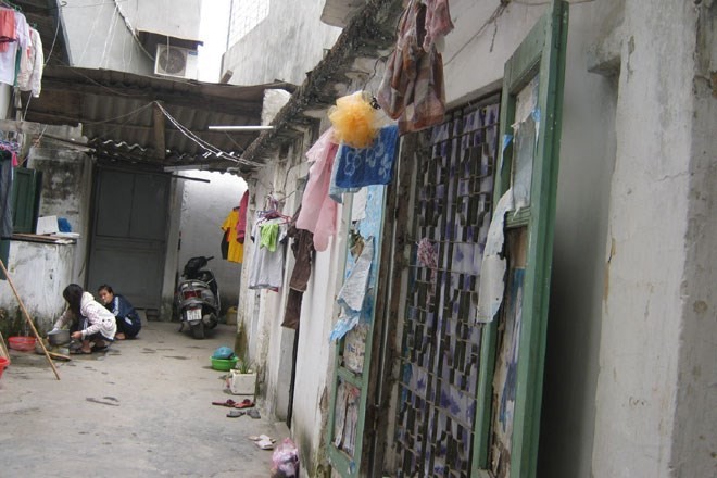 Khu nhà trọ lụp xụp nằm sâu trong đường Khương Đình, nơi nhiều người bị “móc túi” bởi nhiều quy định vô lý của chủ trọ.