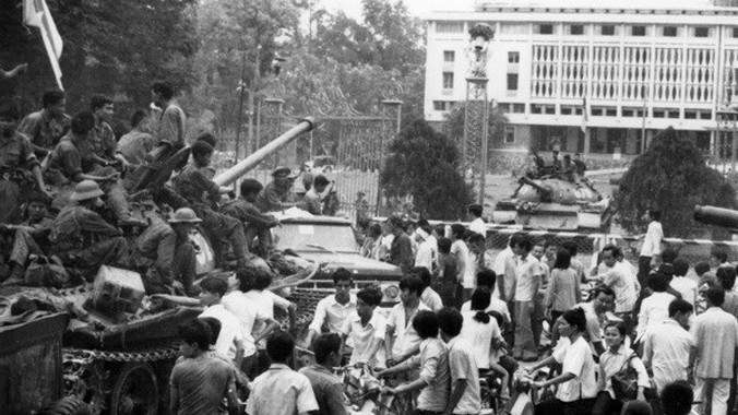 Nhân dân Sài Gòn kéo về dinh Độc Lập chào mừng quân giải phóng. Ảnh tư liệu: TTXVN.