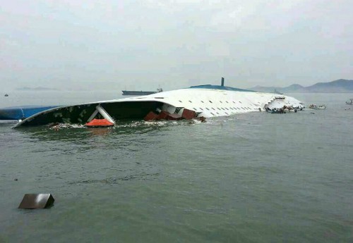 Phà Sewol của Hàn Quốc chìm hồi tháng 4, khiến 300 người thiệt mạng. Ảnh: AFP.