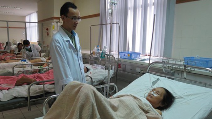 Bẹnh nhân Bùi Thị Kiều đang được chăm sóc sau phẫu thuật. Ảnh Q.Nhật/Người Lao Động.