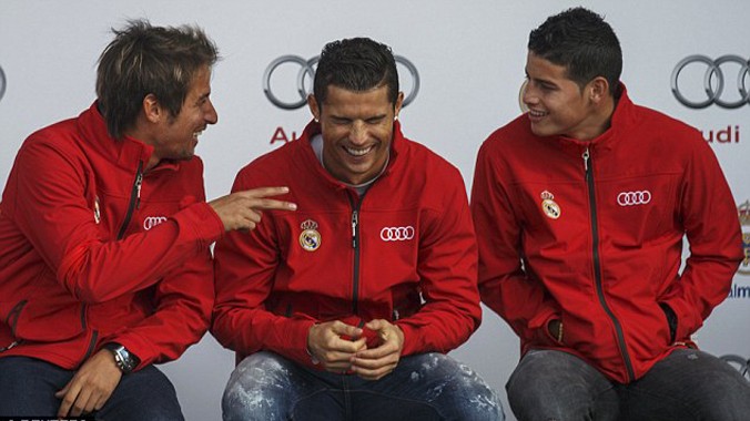 Ronaldo cười khoái chí bên cạnh các đồng đội trong lễ nhận xe.