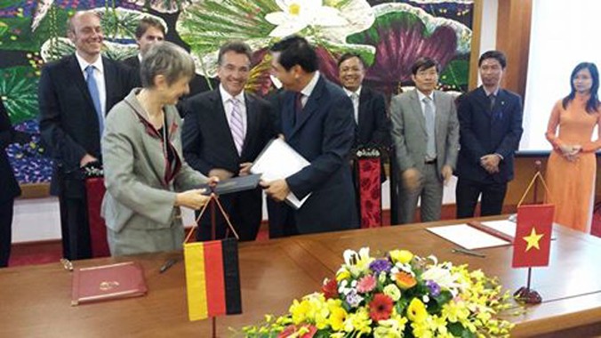Quốc vụ khanh Friedrich Kitschelt (đứng giữa) chứng kiến lễ ký kết hợp đồng tài chính giữa Đại sứ CHLB Đức tại Việt Nam Jutta Frasch (bên trái) và Thứ trưởng Bộ Tài chính Trương Chí Trung.