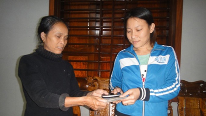 Bà Lâm trao lại số tiền cho chị Hương.