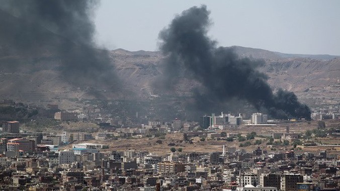 Khói bốc lên sau các cuộc giao tranh giữa quân chính phủ và lực lượng chống đối tại Sanaa ngày 21/9. Nguồn: AFP/TTXVN.
