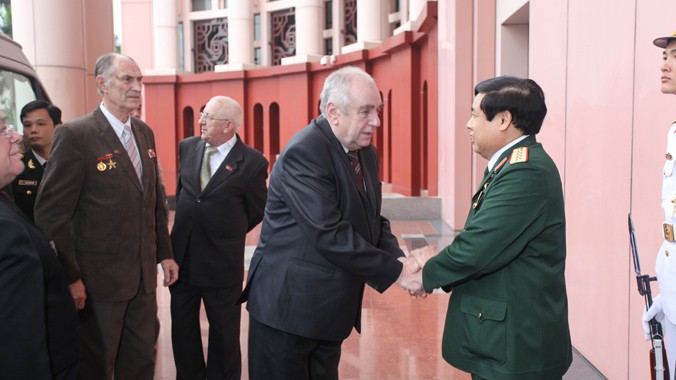 Bộ trưởng Phùng Quang Thanh tiếp đón đoàn Cựu chiến binh Nga và Belarus