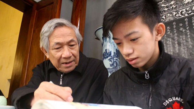 Nhà giáo hưu trí Nguyễn Trà 22 năm dạy học miễn phí cho trẻ em nghèo.