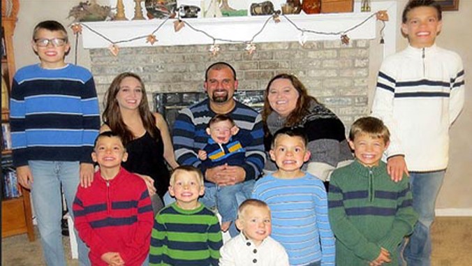 Gia đình Groves với 8 người con nuôi là anh em trai cùng huyết thống.