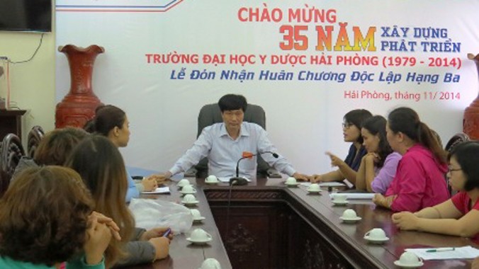 Ông Trịnh Xuân Tráng - Phó hiệu trưởng ĐH Y dược Thái Nguyên trả lời sinh viên và báo chí sáng 27/11. Ảnh: Thu Hằng (Dân Trí).