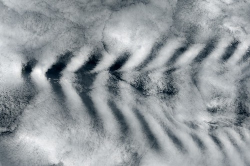 Những đám mây hình sóng trên bầu trời đảo Amsterdam. Ảnh: NASA.