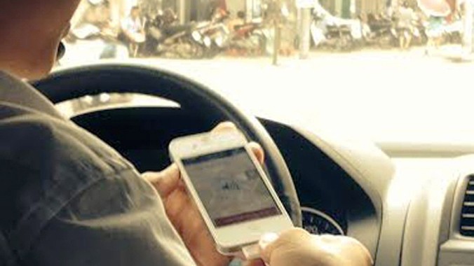 Tài xế taxi Uber lúc nào cũng có Smartphone để… hành nghề.
