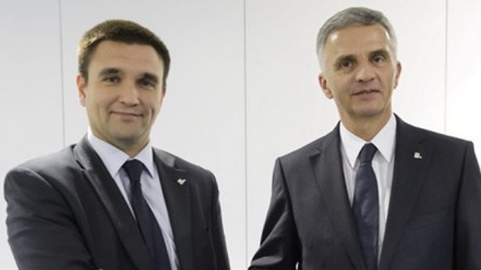 Ngoại trưởng Ukraine Pavlo Klimkin (trái) và Chủ tịch OSCE Didier Burkhalter trong cuộc gặp song phương tại hội nghị. Nguồn: AFP/TTXVN.