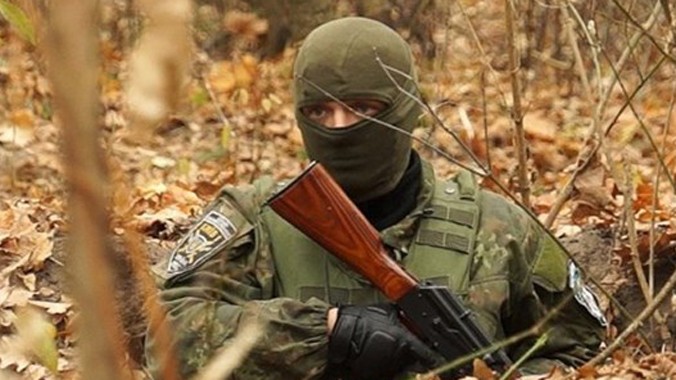 Đây là những hình ảnh đội đặc nhiệm Kiev-1 đang thực hiện bài tập tấn công tại trại huấn luyện vào tháng 11.2014. Một binh sĩ đặc nhiệm đang ẩn nấp trong một hố sâu, được bao phủ xung quanh bởi lớp lá khô tại một cánh rừng.