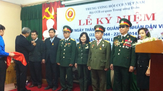 Trao tặng Kỷ niệm chương của Trung ương Hội CCB Việt Nam cho 7 đ/c CCB cơ quan Trung ương Đoàn.