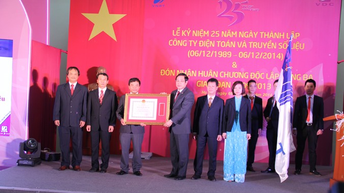  VDC đón nhận Huân chương Độc lập hạng Ba nhân dịp kỷ niệm 25 năm thành lập.