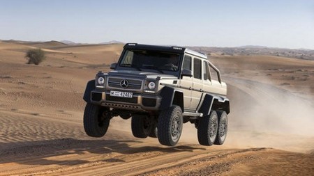 'Quái thú' của Mercedes-Benz phô sức mạnh trên sa mạc