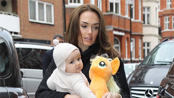 Bà mẹ trẻ Tamara Ecclestone bị bát gặp đi mua sắm tại cửa hiệu cao cấp Harrods cùng con gái Sophia ngày 6/12 vừa qua.