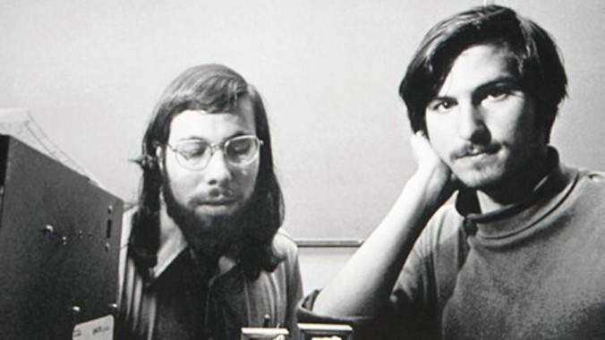 Steve Wozniak (trái) và Steve Jobs cùng chiếc máy tính Apple I đầu tiên.