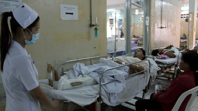 Nạn nhân vụ tai nạn đang được cấp cứu tại bệnh viện Bà Rịa. Ảnh: Hoàng Trường.