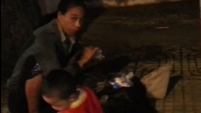 Phụ nữ bế trẻ nhỏ xin tiền chích ma túy ở Sài Gòn