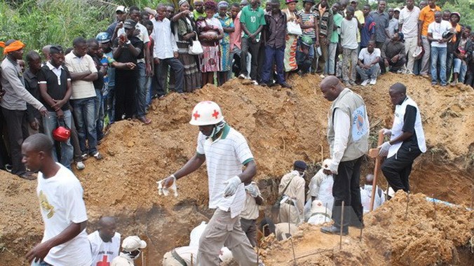 Lễ tang các nạn nhân bị phiến quân Uganda sát hại tại Beni, miền đông Congo ngày 20/10. Nguồn: AFP/TTXVN.