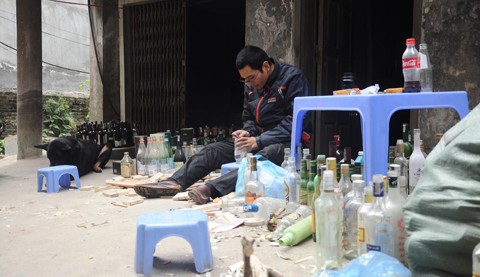 Thời gian gần đây, nhiều người tìm tới gia đình anh Đinh Thiên Tâm (32 tuổi, ở Ba Đình, Hà Nội) để tìm mua mặt hàng "cực độc" là những chiếc chai lọ phế liệu đã được vẽ trang trí thành các tác phẩm nghệ thuật.