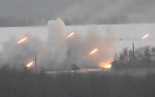 Hình ảnh cắt từ clip, các xe pháo Grad đang bắn ồ ạt về phía quân đội Ukraine.