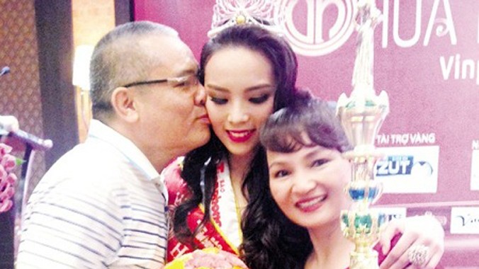 Nụ cười rạng rỡ của bố mẹ tân Hoa hậu Việt Nam 2014 bên con gái sau giây phút đăng quang. Ảnh: Gia đình & Xã hội