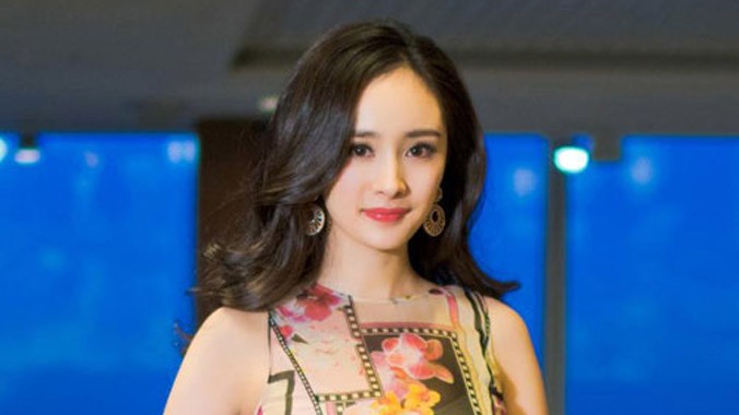 Dương Mịch tới London tham dự Liên hoan phim Quốc tế Trung Quốc tại London, sự kiện diễn ra từ 6/12 tới 10/12 nhằm quảng bá văn hóa Trung Quốc tại Anh. Trước đó, người đẹp đã được chọn lựa là đại sứ thiện chí cho Liên hoan phim này. 