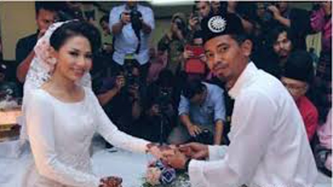 Vợ thủ quân Malaysia bỏ việc vì chồng