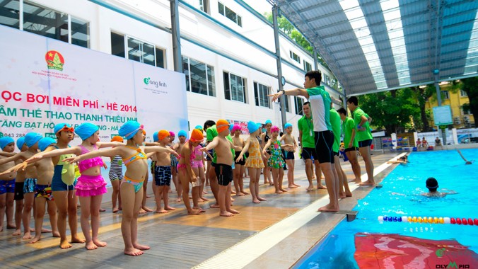 Có rất nhiều trẻ em đã đến học bơi tại Trung tâm số 4 Trần Hưng Đạo, Hà Nội.