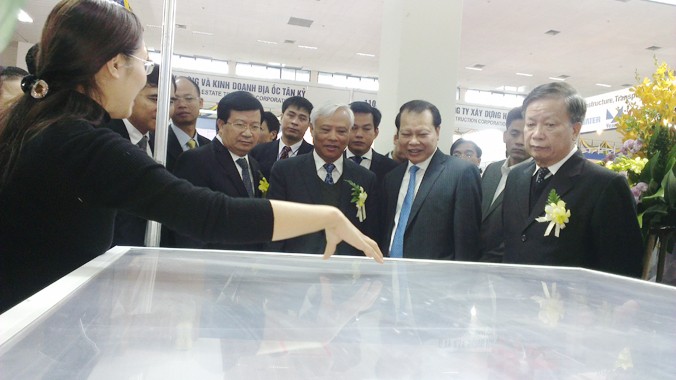 Phó Chủ tịch Quốc hội Uông Chu Lưu, Phó Thủ tướng Vũ Văn Ninh, Bộ trưởng Xây dựng Trịnh Đình Dũng thăm gian hàng trưng bày về sản phẩm đồng bộ hóa hạ tầng kỹ thuật đô thị của Busadco.