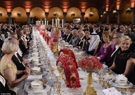 Bàn danh dự của yến tiệc Nobel ở chính giữa của phòng tiệc.