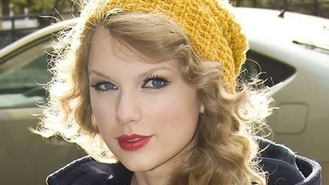 "Công chúa nhạc đồng quê" Taylor Swift là người rất thích những chiếc mũ len. Mái tóc vàng óng gợn sóng của Taylor cũng khá ton-sur-ton với màu mũ vàng mustard. Nếu bạn sở hữu mái tóc rẽ ngôi lệch, hãy đội sao cho viền mũ nằm ngang với đường chân tóc trướ