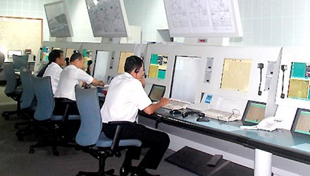 Điều hành bay trong Đài kiểm soát không lưu khu vực Tân Sơn Nhất. Ảnh: VnExpress